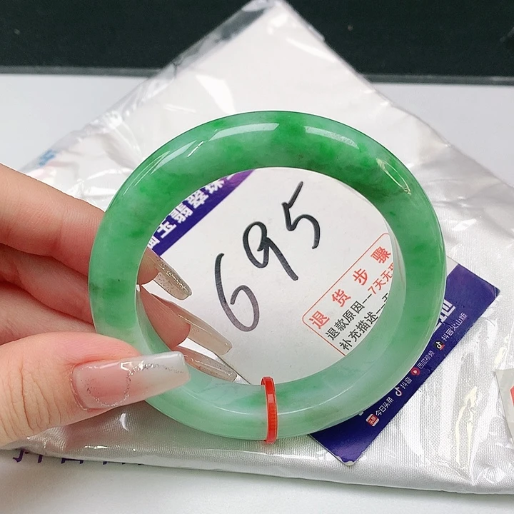 翡翠手镯未镶嵌翡翠手镯