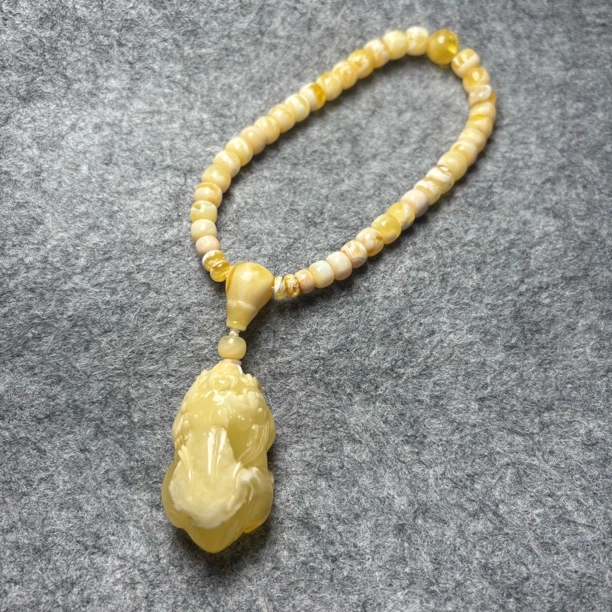 白花老型蜜蜡貔貅手持