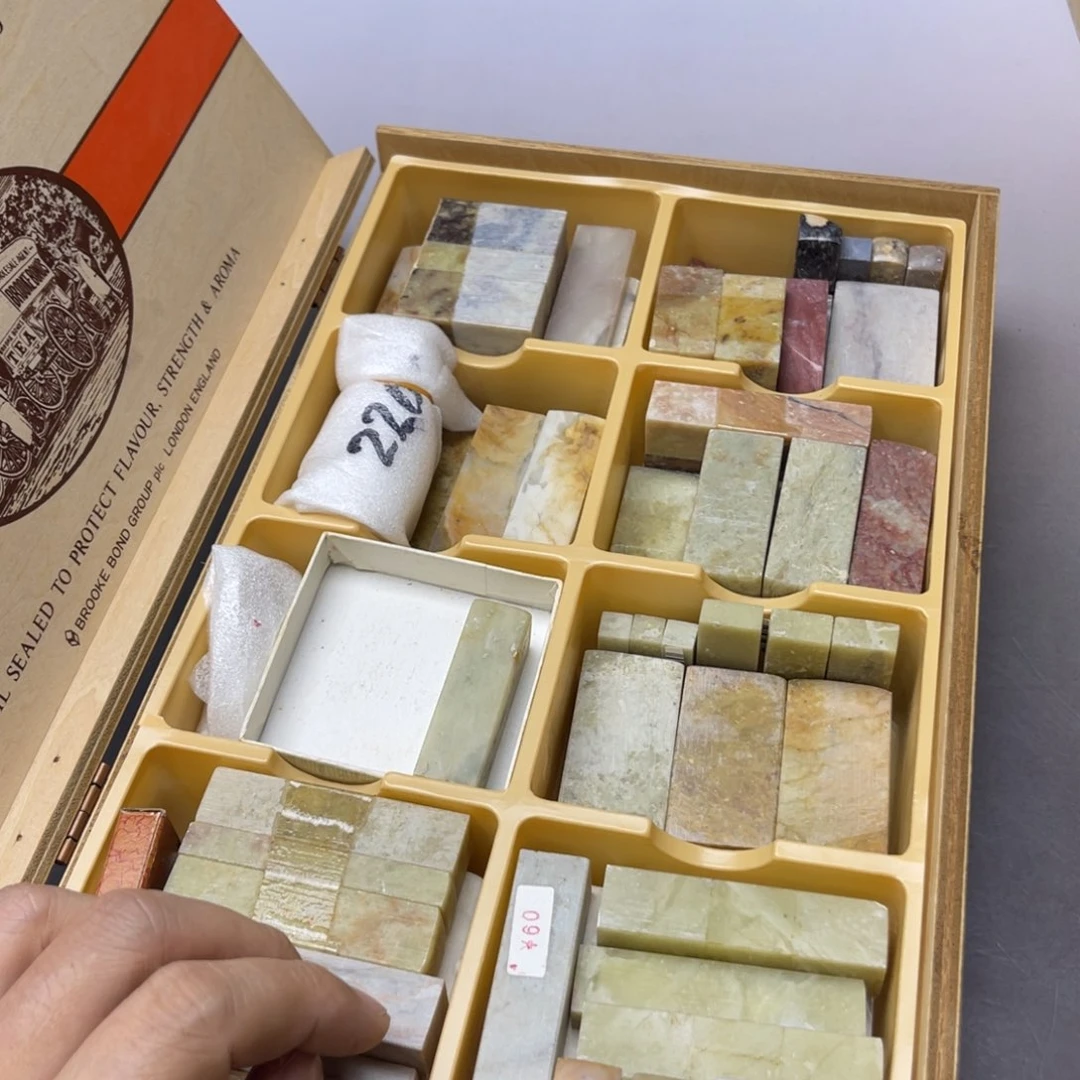 瓷片密密麻麻地铺满一