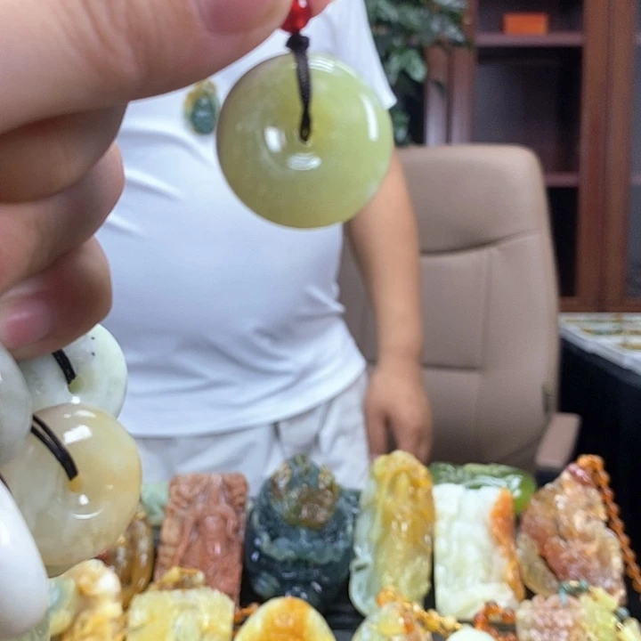 蛇纹石玉未镶嵌吊坠(赠链)