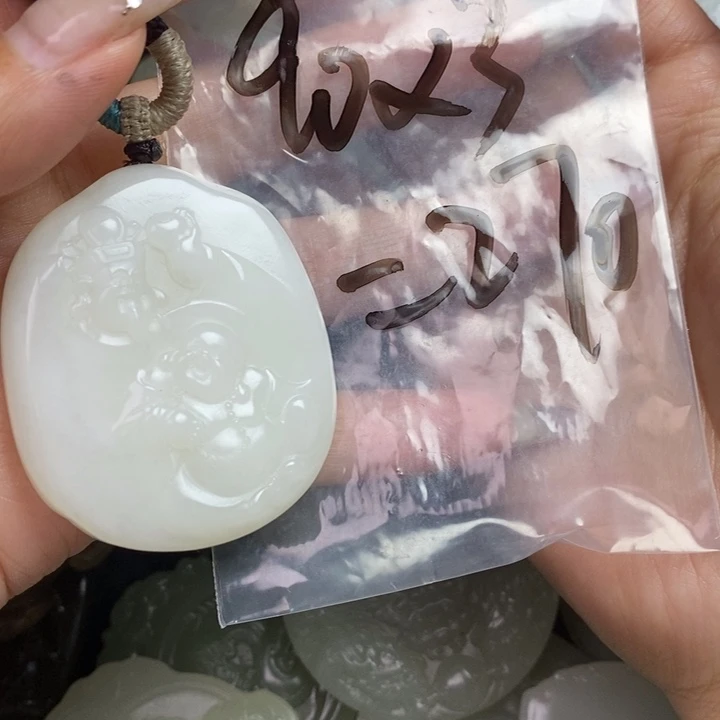 与***随和田玉未镶嵌颈饰