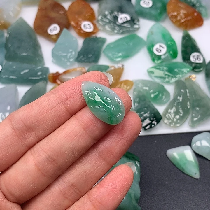 楞***愣翡翠未镶嵌颈饰随型