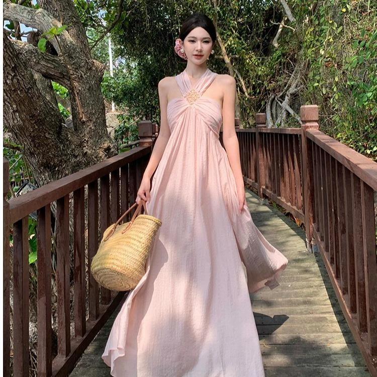 度假连衣裙沙滩裙2025新款高端粉色挂脖长裙到脚踝超长款温柔风