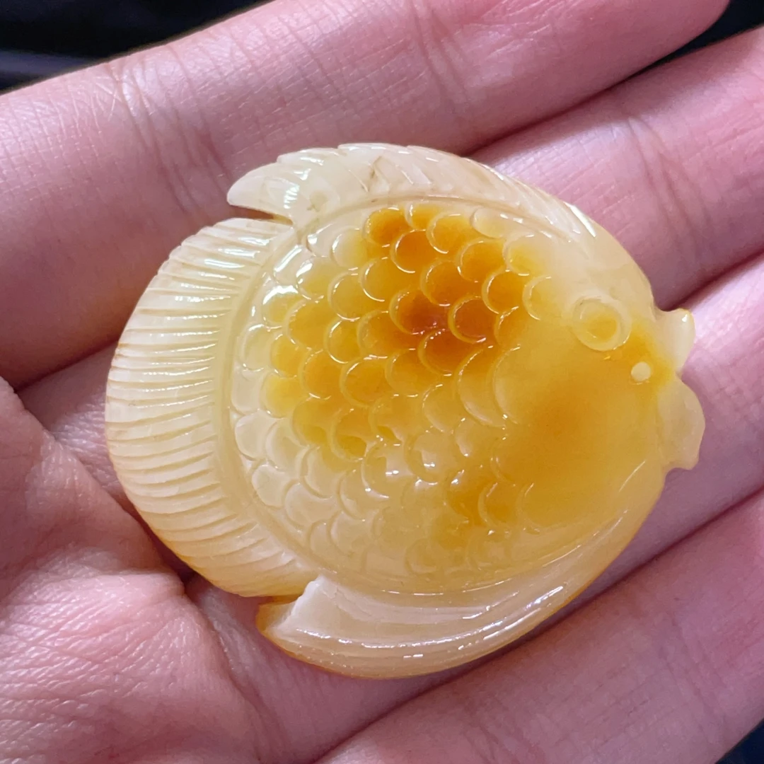 满蜡鱼蜜蜡雕刻吊坠