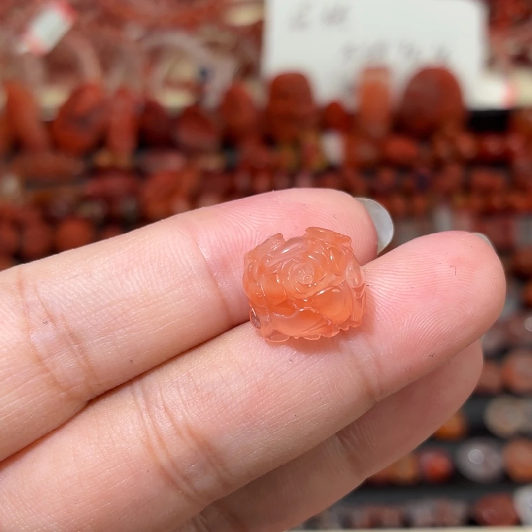 南红玛瑙未镶嵌颈饰通孔牡丹花