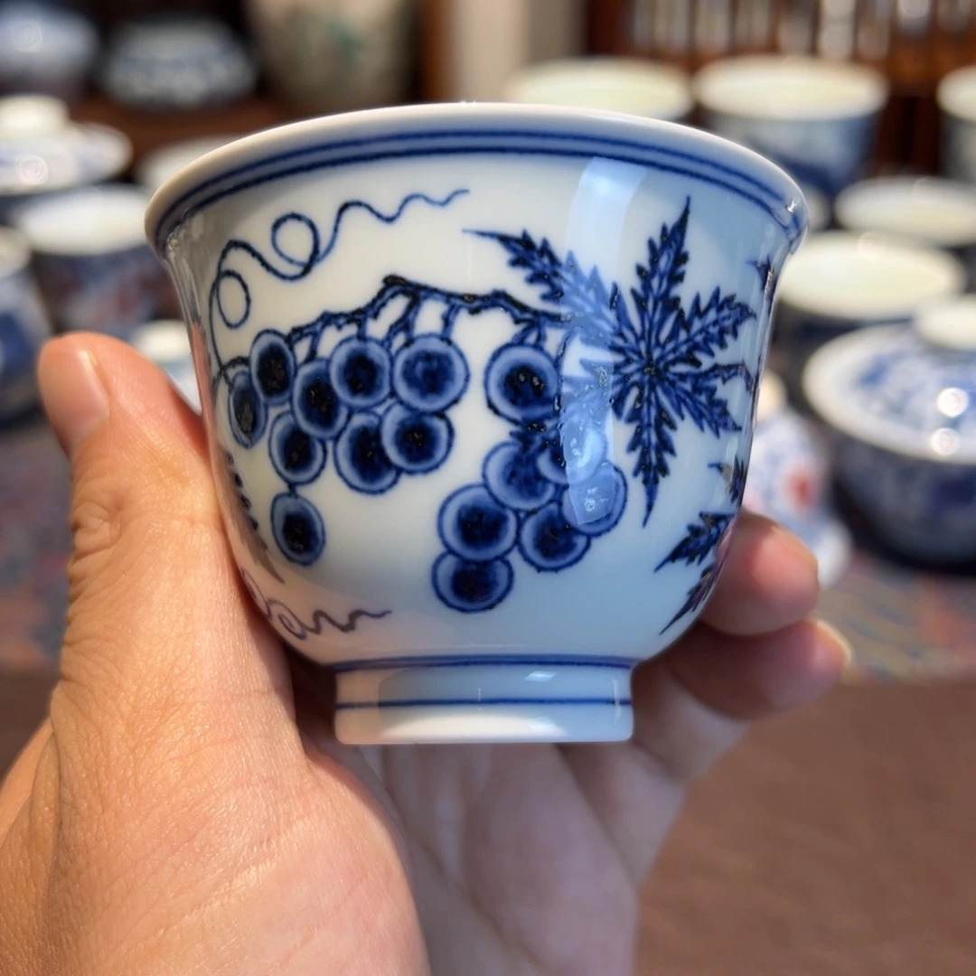 精品青花葡萄纹铃铛杯口径约7.5厘米