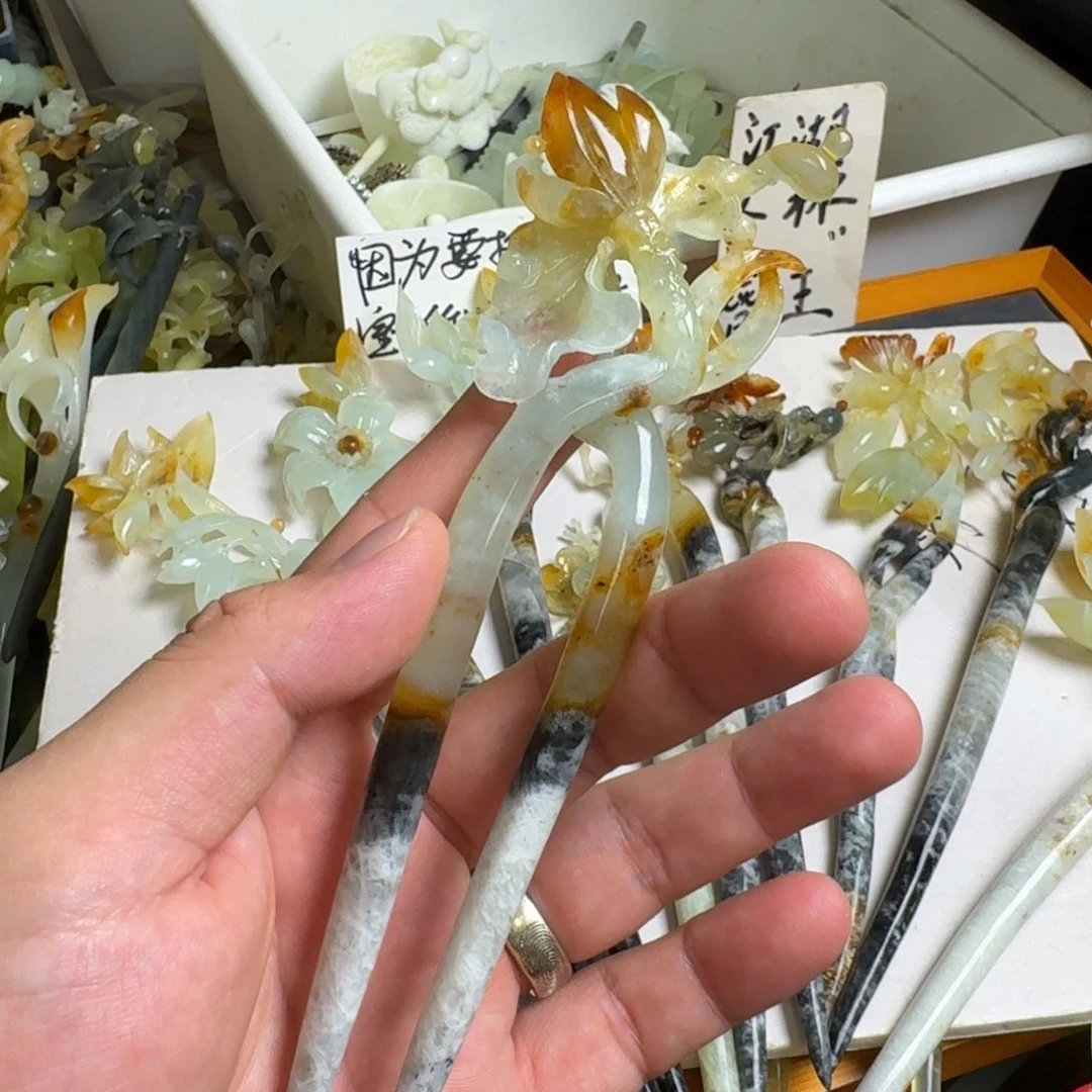 钟***卿未镶嵌蛇纹石玉发饰
