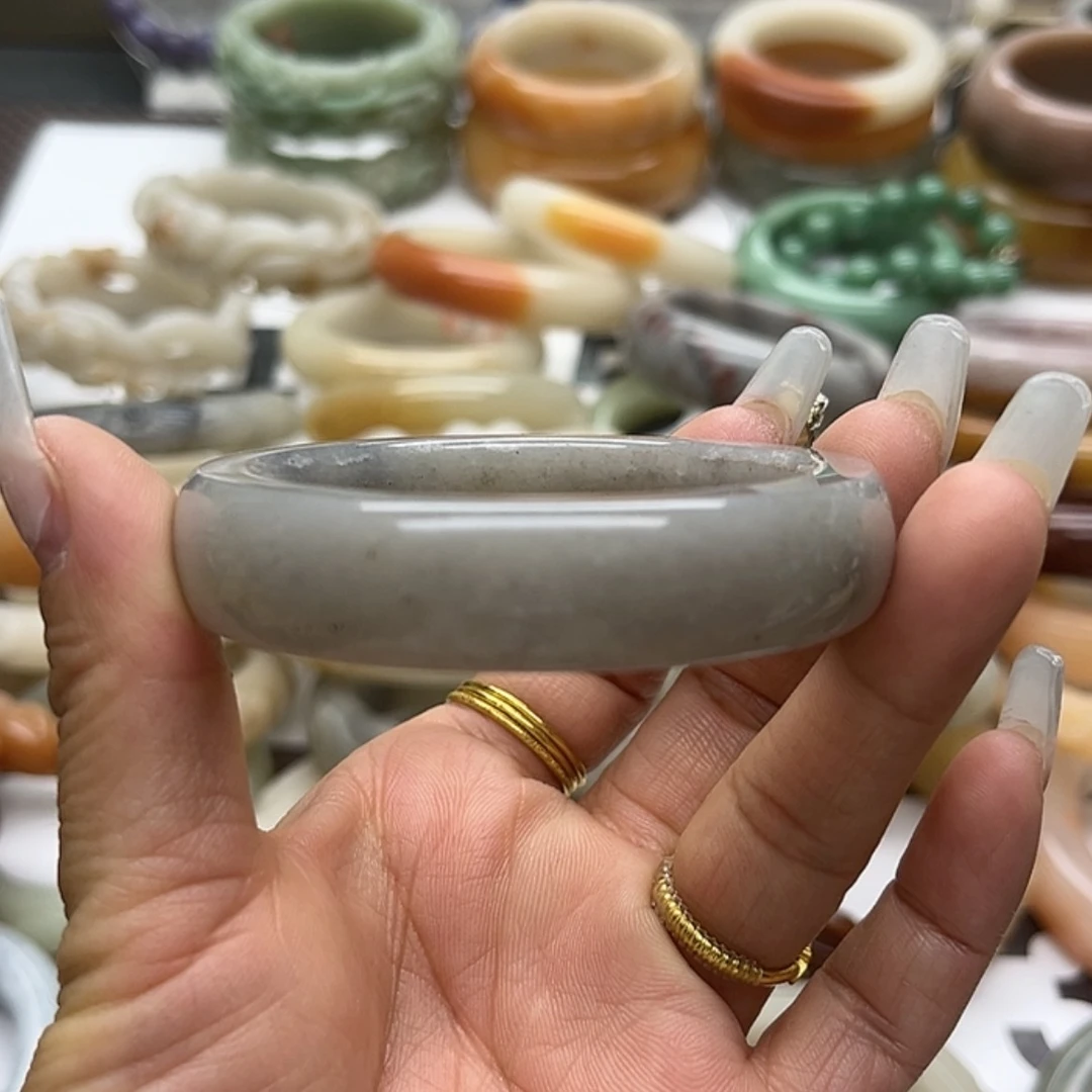 【闪购商品】石英质玉手镯未镶嵌微瑕不退换