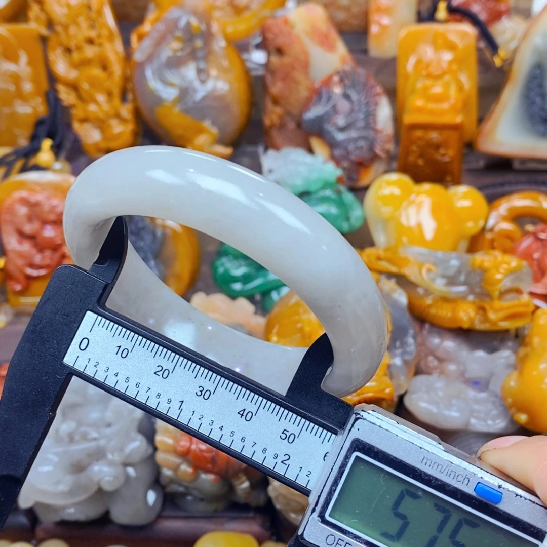 未镶嵌石英质玉（黄龙玉）颈饰