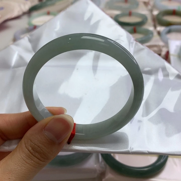 翡翠未镶嵌手镯海兰之谜色56.8