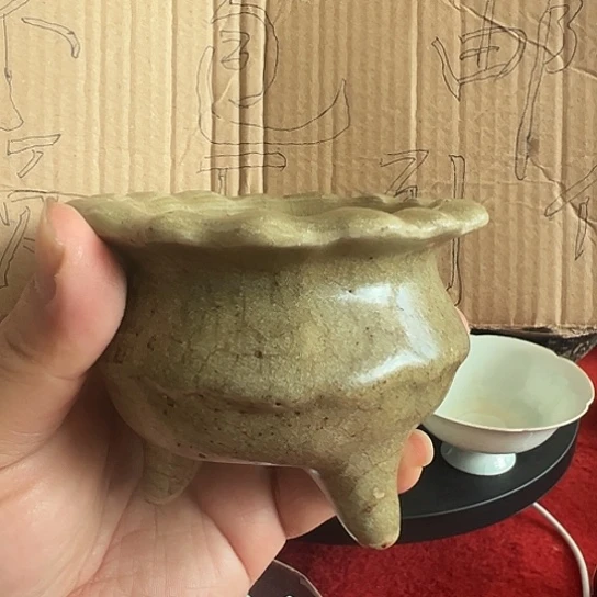 茶盏龙泉窑三足炉一个
