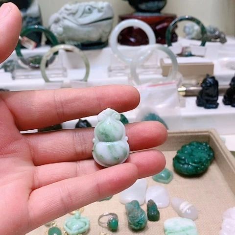 独山玉未镶嵌颈饰
