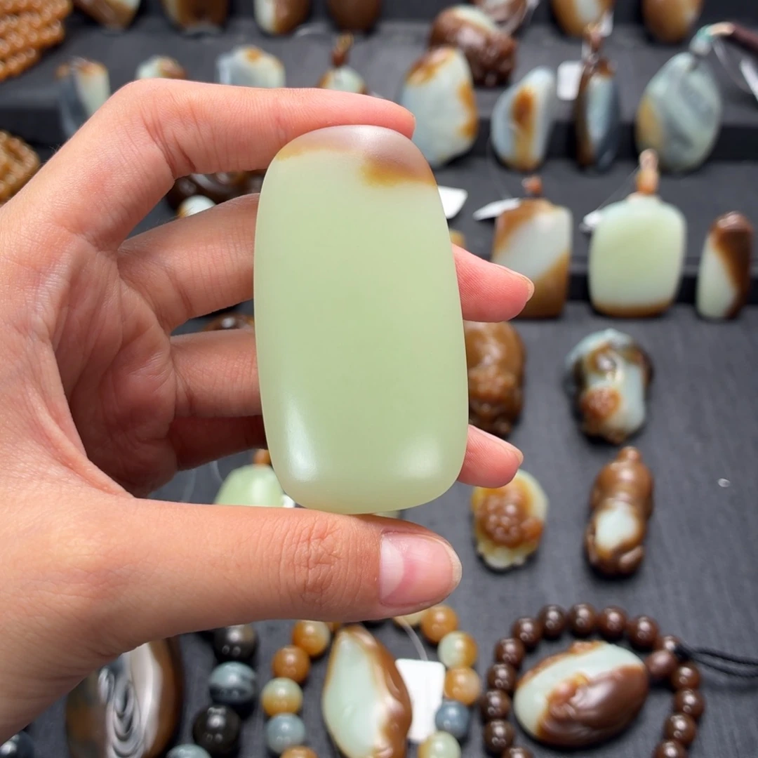 孤***影和田玉未镶嵌颈饰