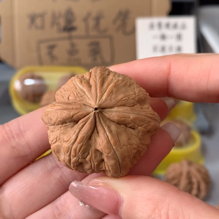 闲***三文玩核桃吊坠异形单只，有瑕疵