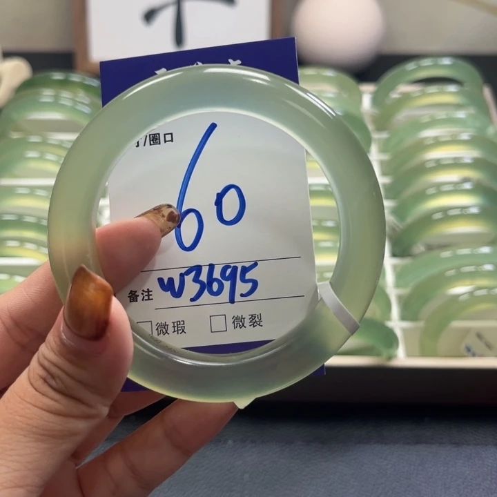 "***。蛇纹石玉未镶嵌手镯