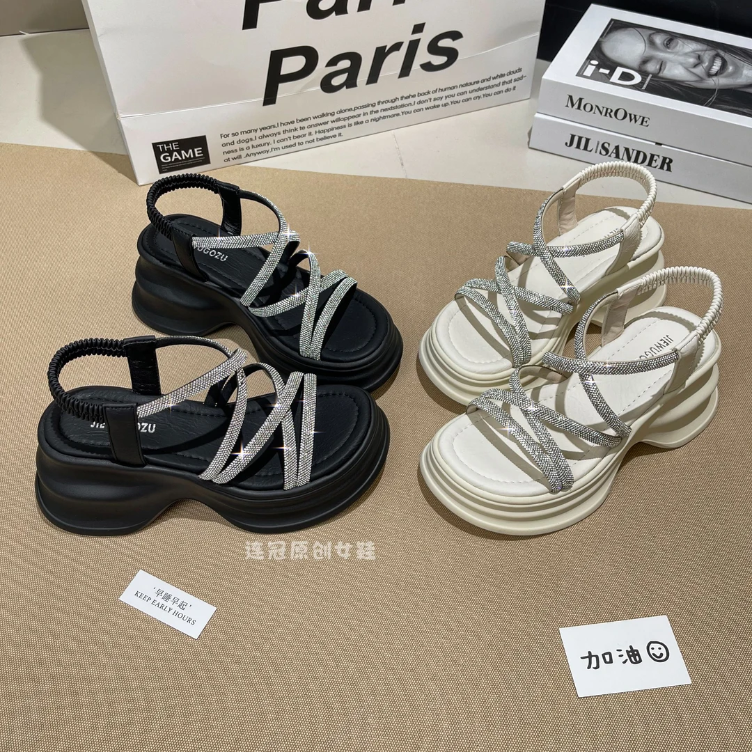 8CM软底松糕露趾凉鞋女2025夏季外穿不累脚厚底增高水钻沙滩鞋