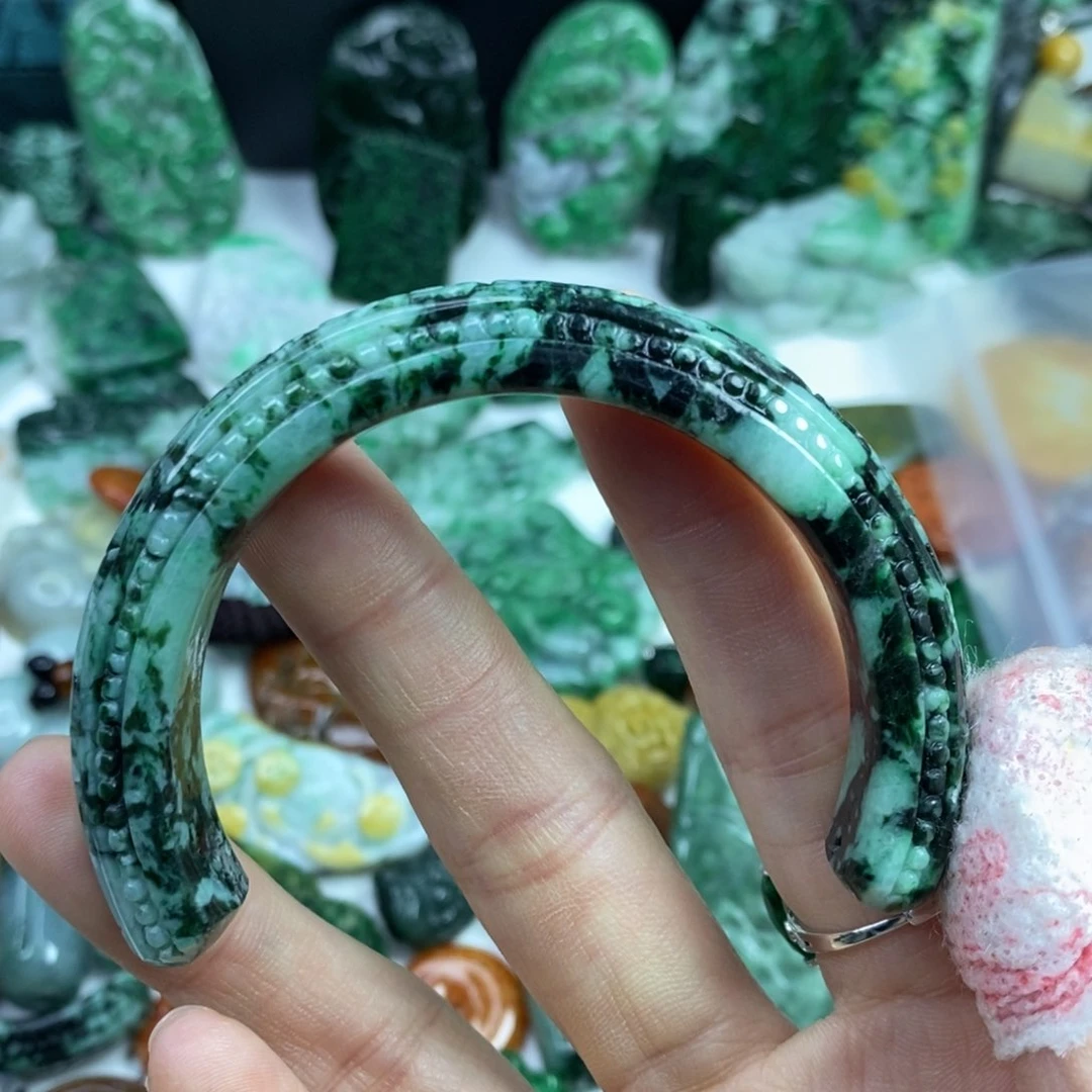 翡翠颈饰未镶嵌蕴****1