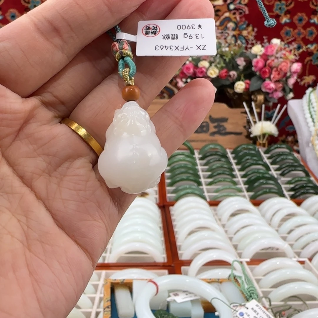 和田玉未镶嵌颈饰    貔貅