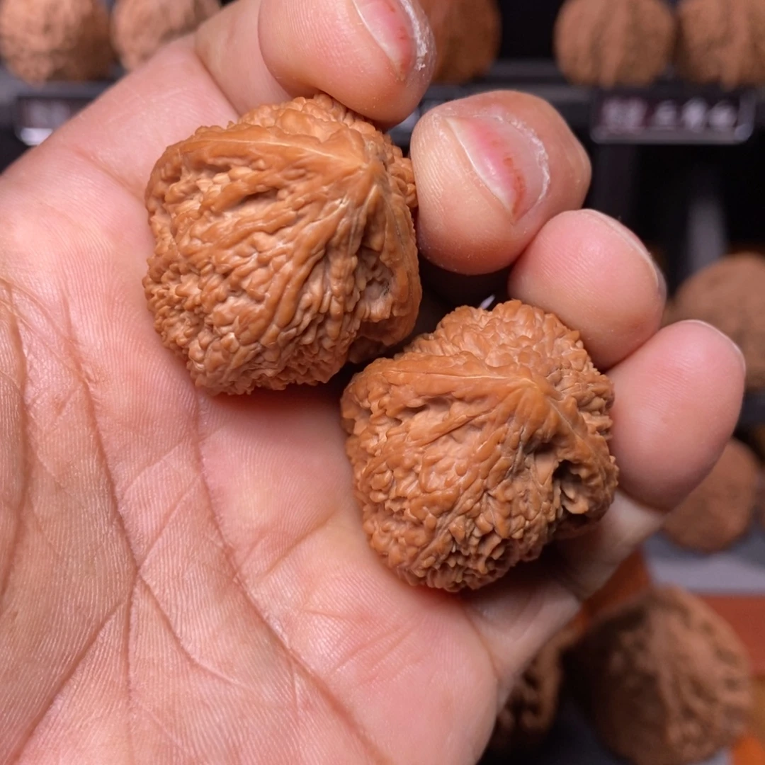 把件文玩核桃红皮白霜全品山地塔尖