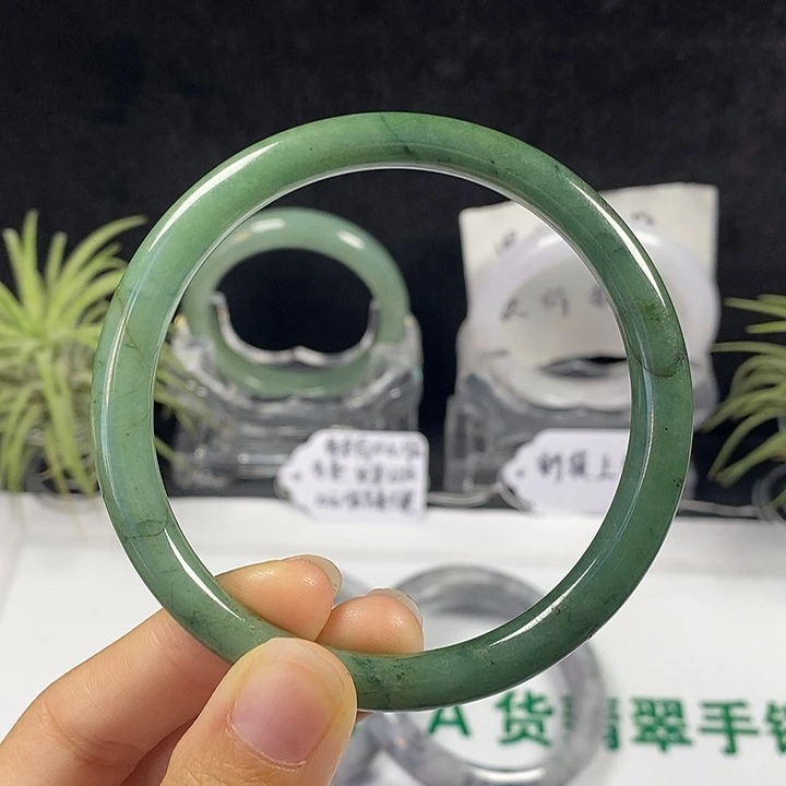 未镶嵌手镯翡翠5号。 61.5圈