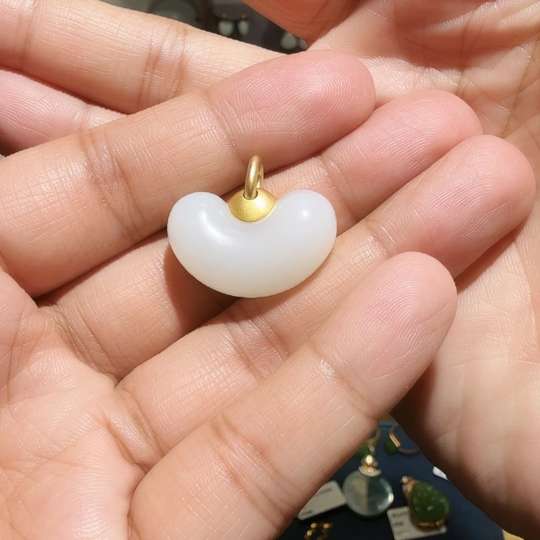 和田玉吊坠18K金镶嵌为**心相思豆