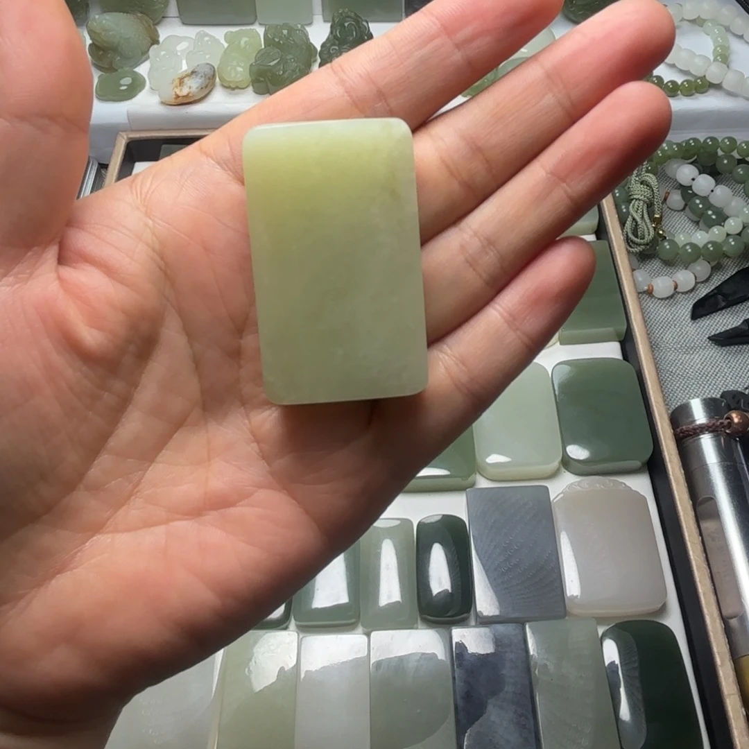 商***会和田玉未镶嵌颈饰