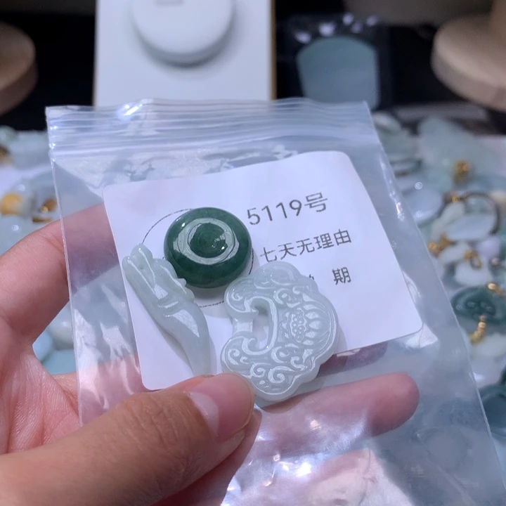 翡翠未镶嵌颈饰挂件