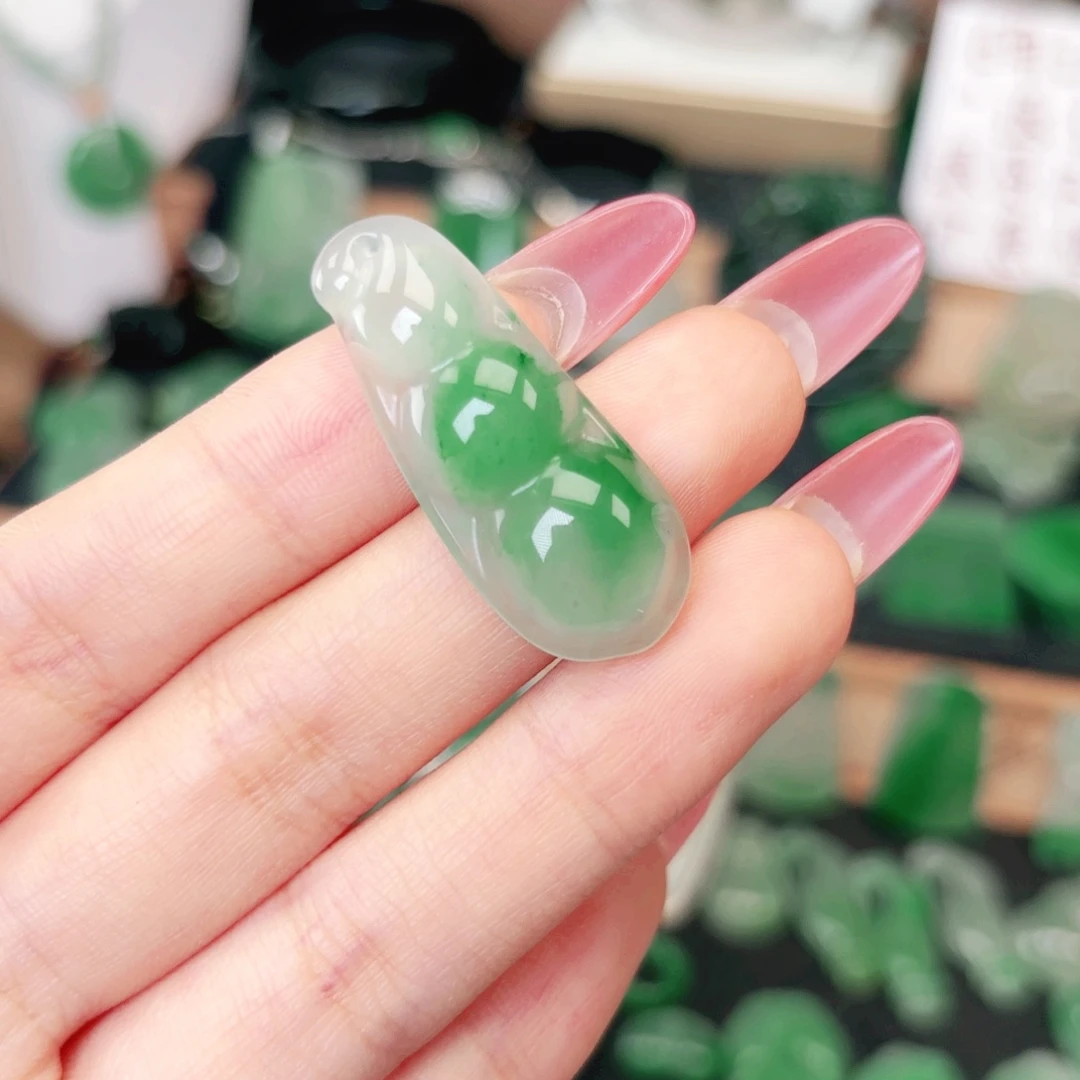 石英质玉（非洲翠）未镶嵌颈饰