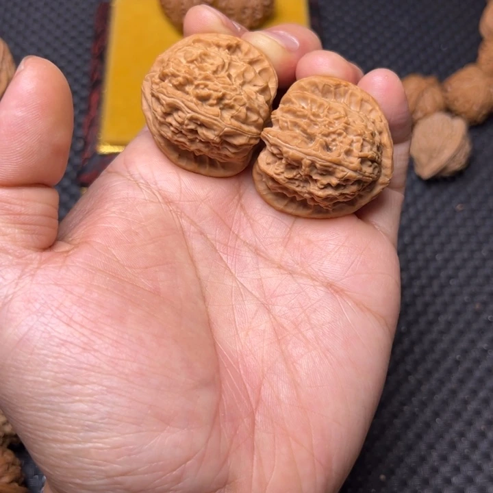 文玩核桃吊坠白狮子