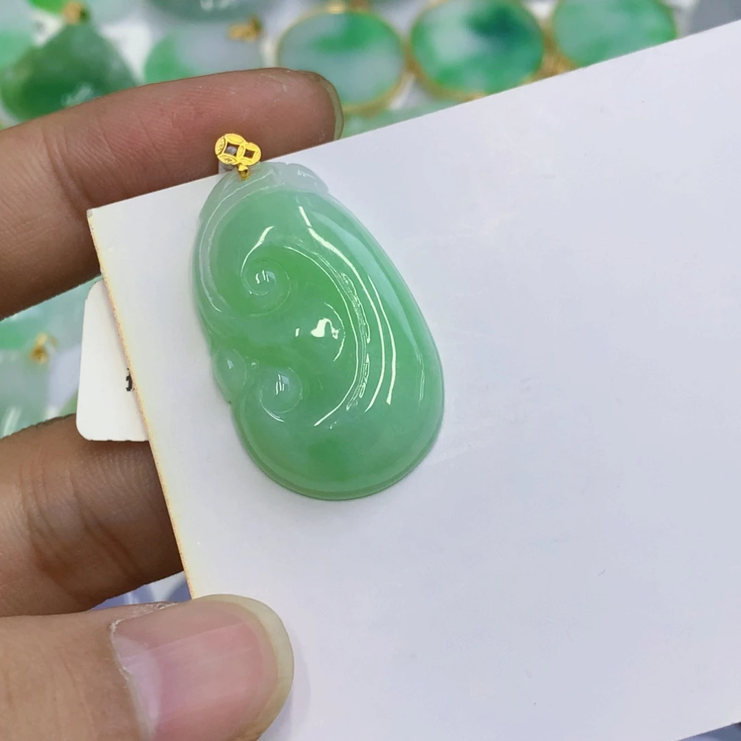 L****翡翠18K金镶嵌颈饰翡翠