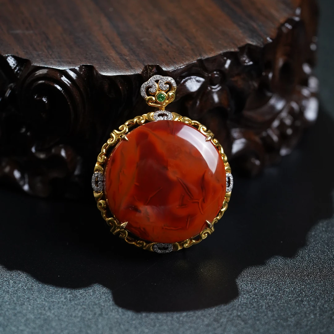 【凤鸣珠宝】馆藏级牛血红火焰纹18K金镶南红圆牌护心镜吊坠 D-695