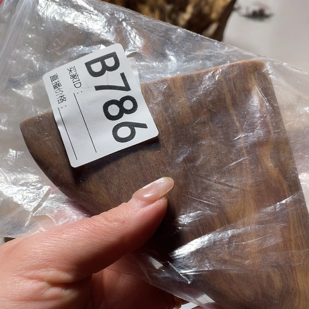 丁***记玉木（非红木类）土沉香香木摆件