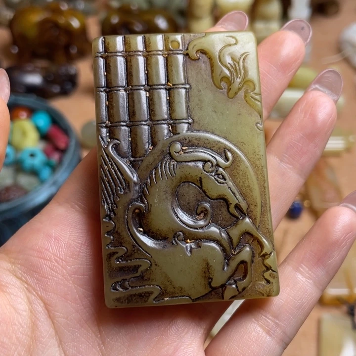 蛇纹石玉未镶嵌颈饰