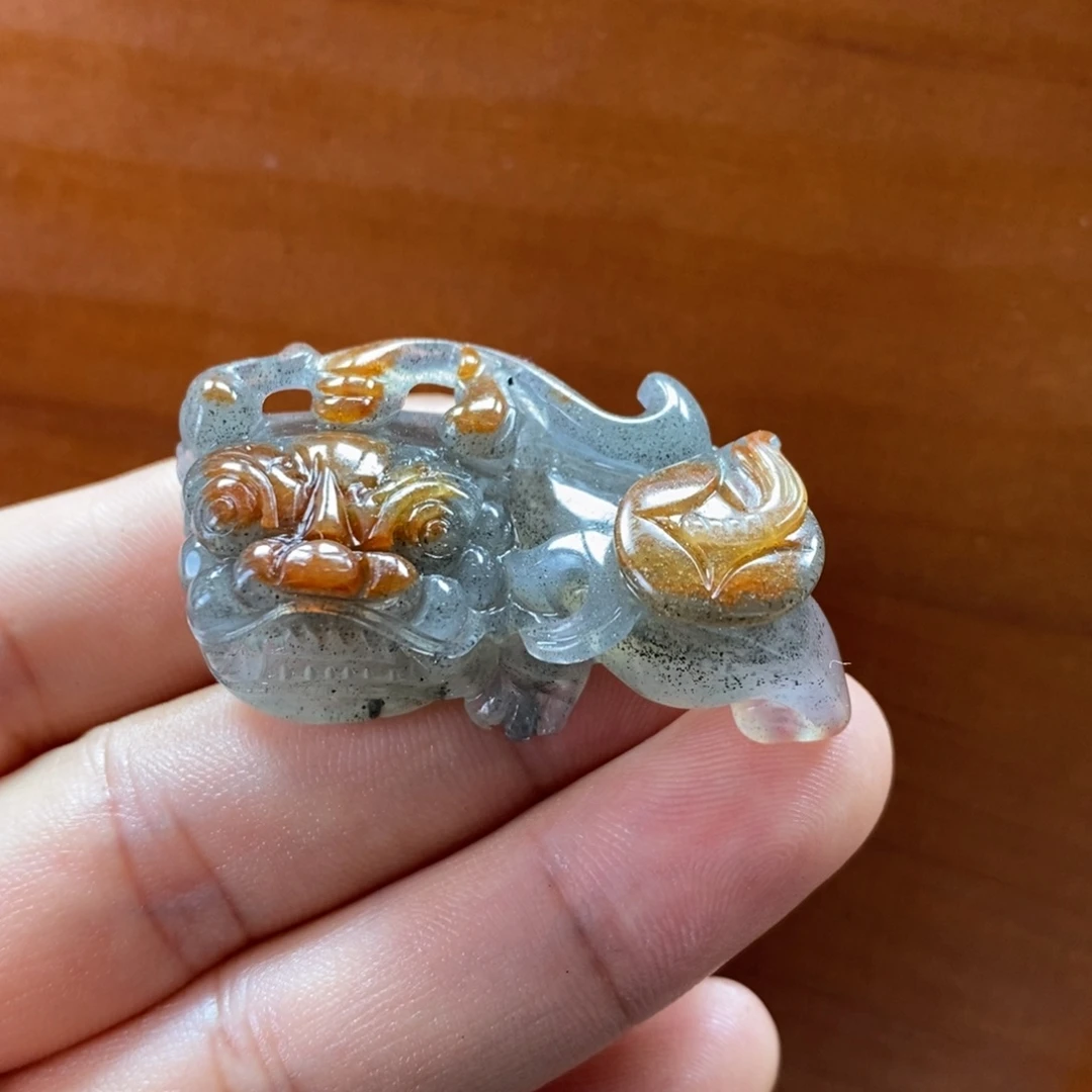 未镶嵌石英质玉（黄龙玉）颈饰