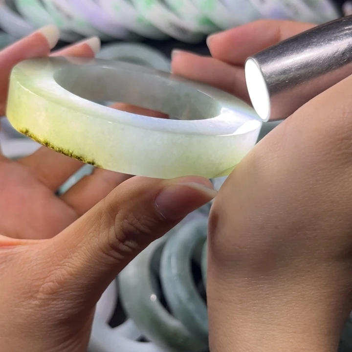 定制翡翠未镶嵌手镯