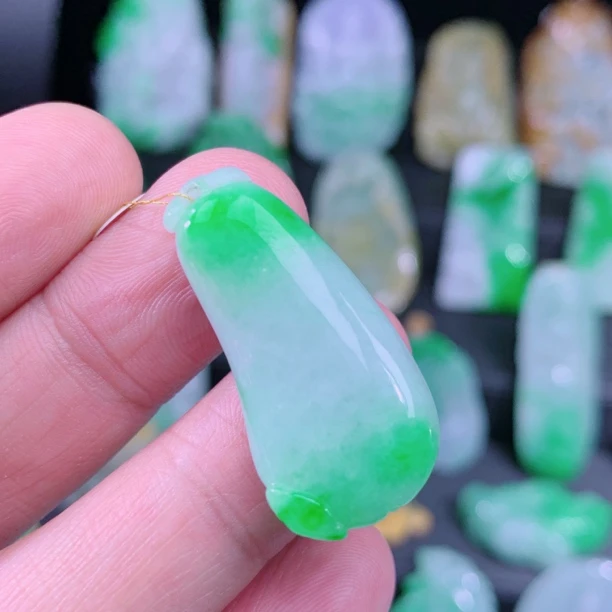 天然A货翡翠飘绿翡翠福瓜 货号: 221039 尺寸: 33-16.2-7.2mm