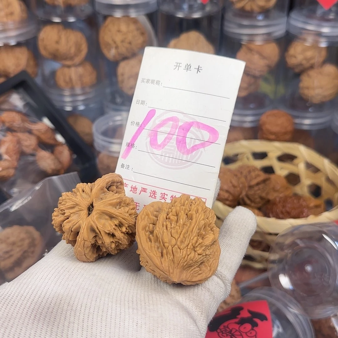 文玩核桃吊坠虎头