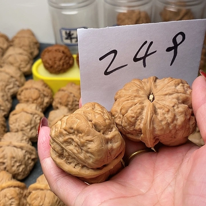 杨***航文玩核桃吊坠蛤蟆的眼睛也太好看