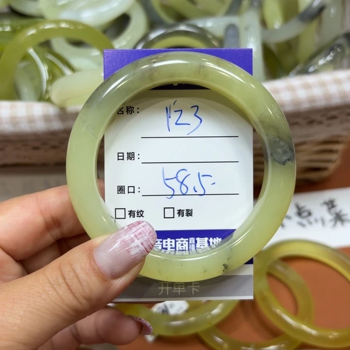 未镶嵌岫玉手镯天然