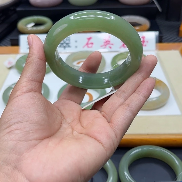 未镶嵌手镯石英质玉L***.