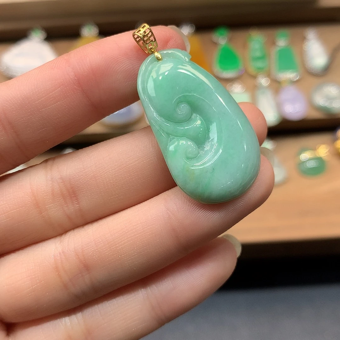 翡翠未镶嵌颈饰如意
