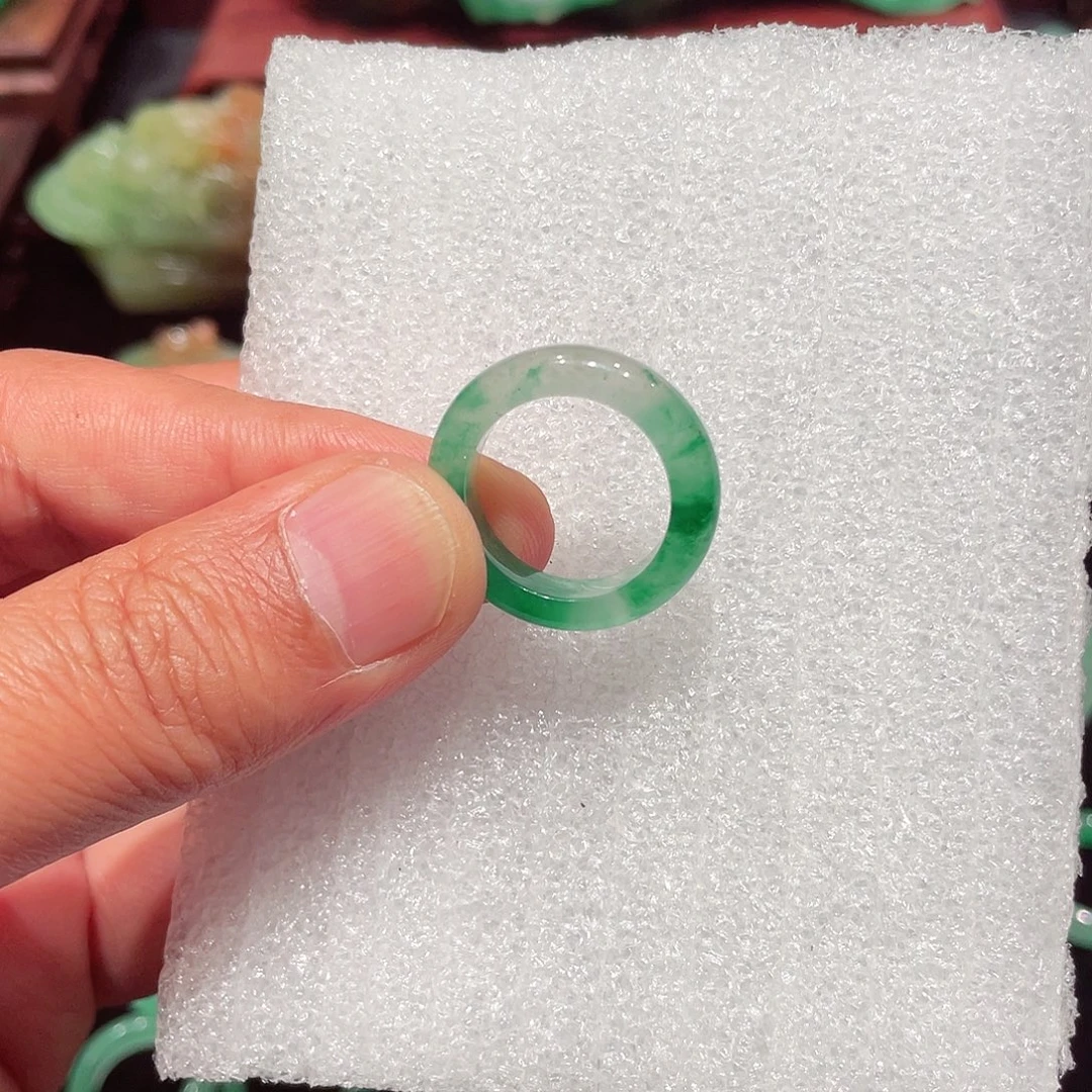 菲***師石英质玉（非洲翠）未镶嵌戒指