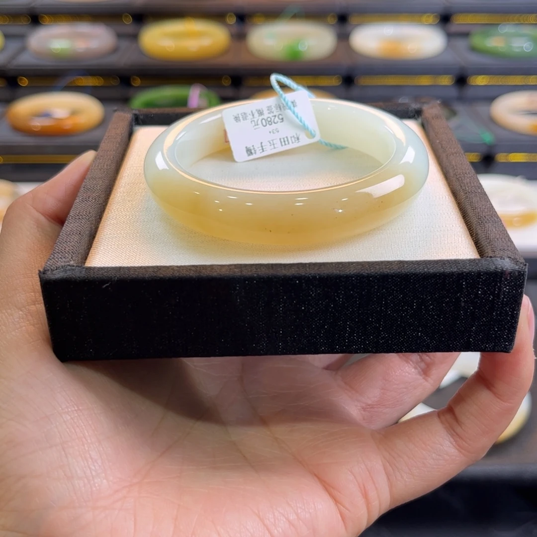 和田玉未镶嵌手镯糖白