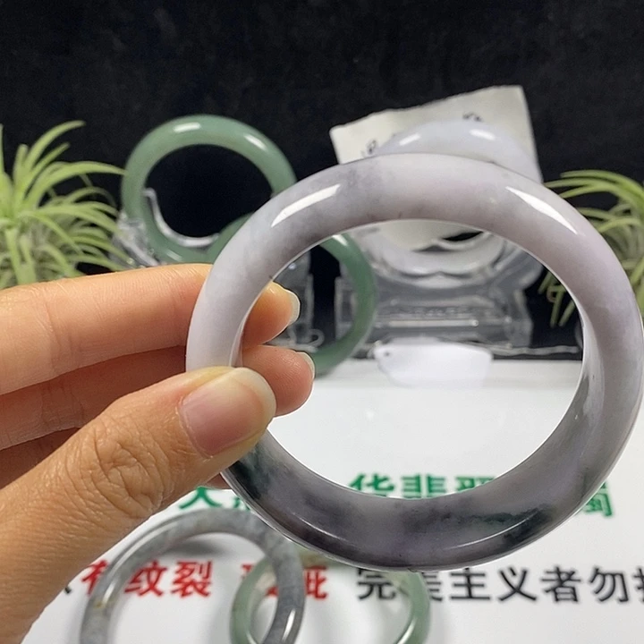 未镶嵌手镯翡翠75号。 58.7圈