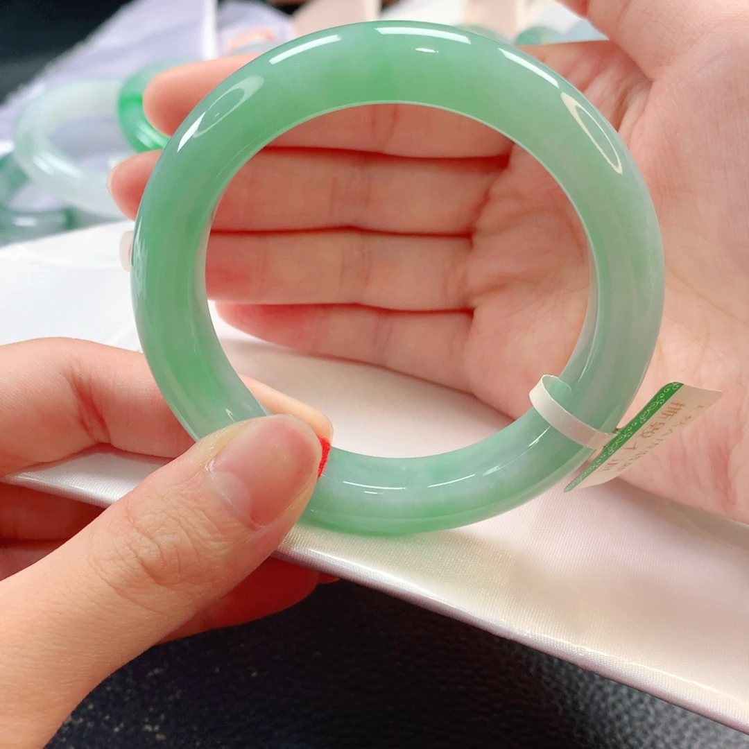 翡翠手镯未镶嵌55圈