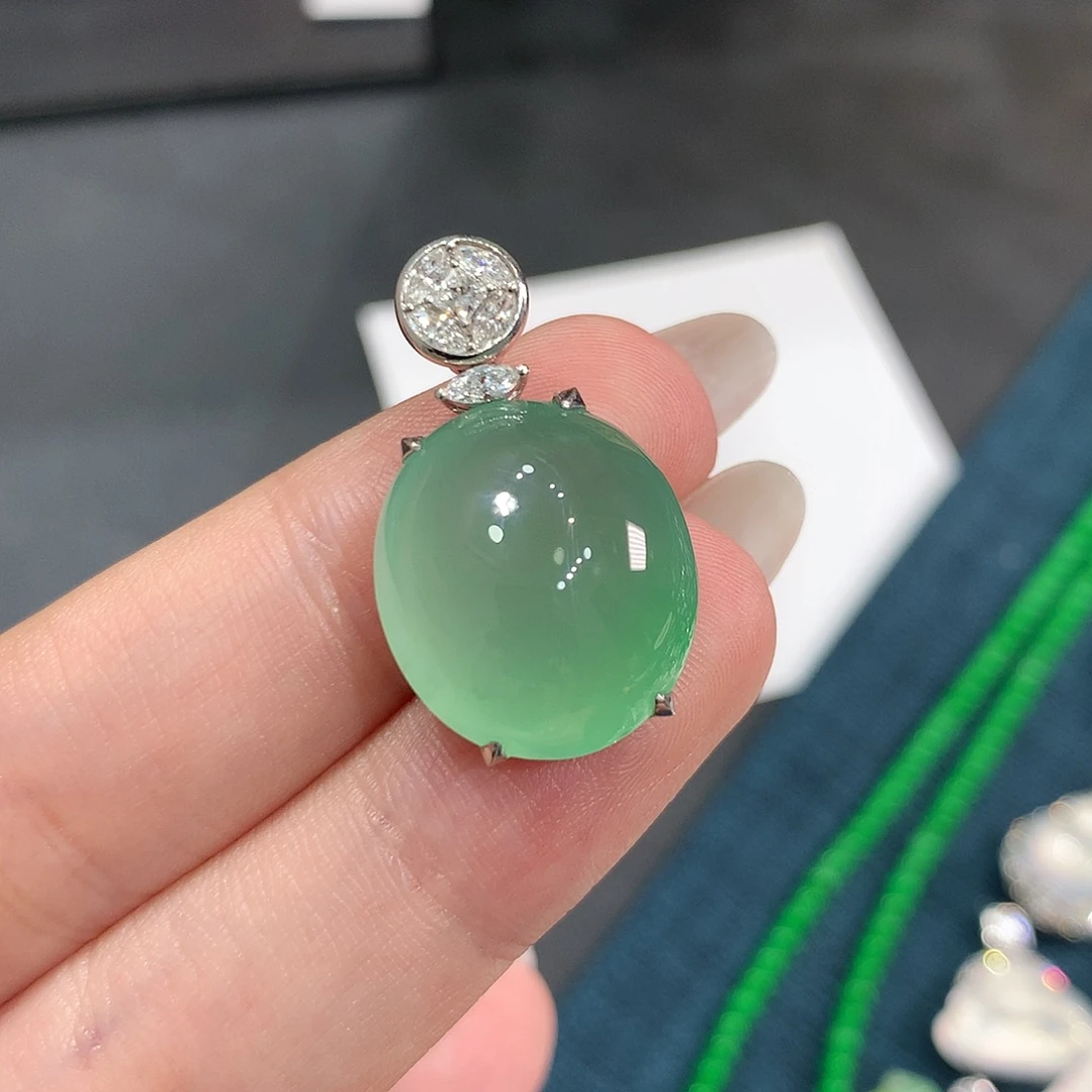 翡翠18K金镶嵌颈饰小高冰晴水蓝绿蛋面 48小时鉴赏期