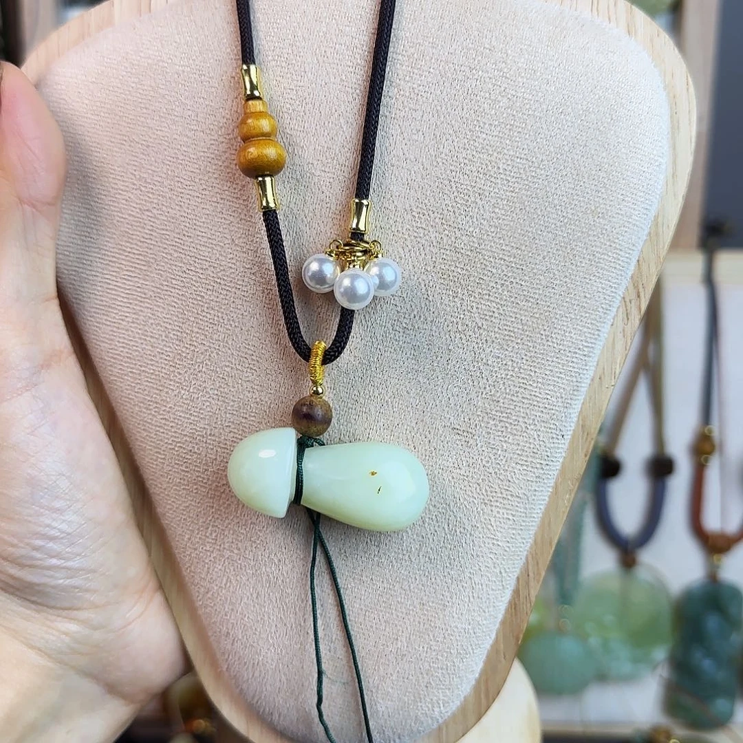 蛇纹石玉未镶嵌颈饰