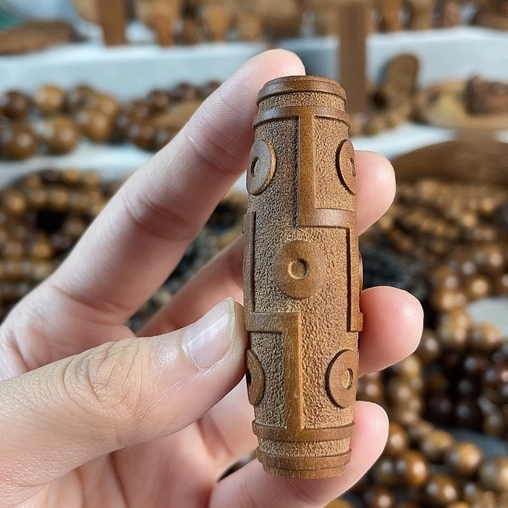 木老山檀九眼天珠雕刻件