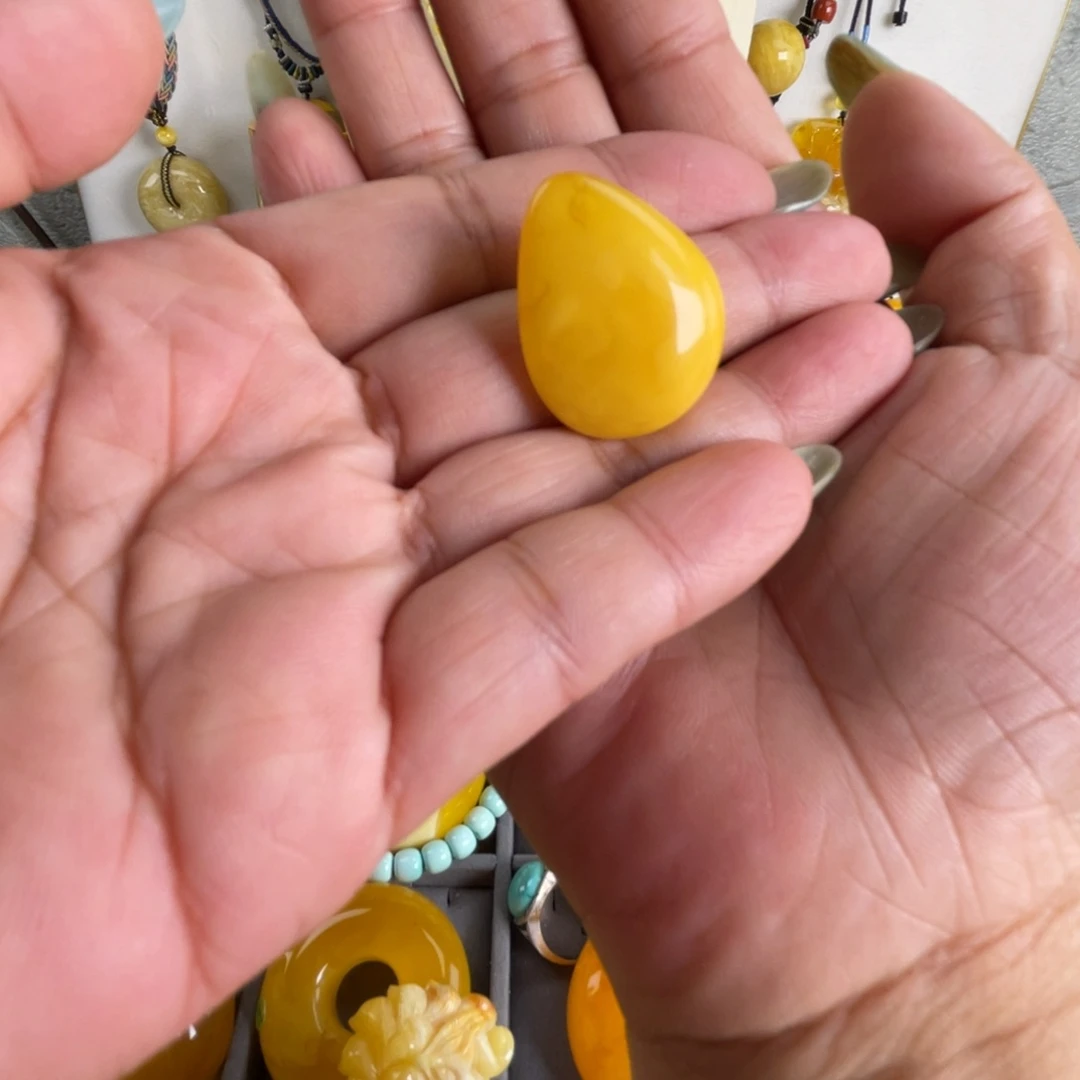 未镶嵌颈饰琥珀，