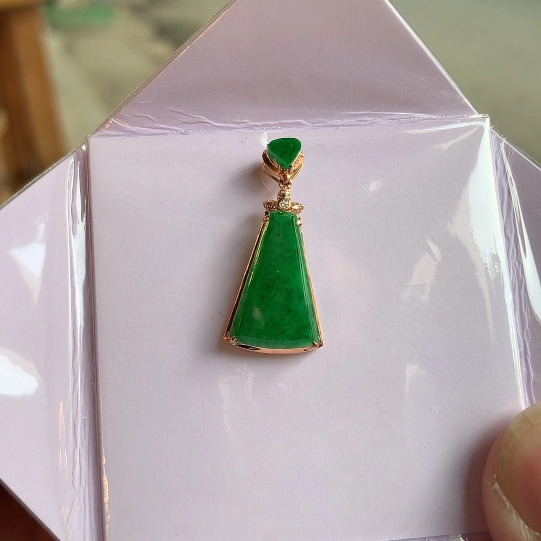 翡翠18K金镶嵌颈饰